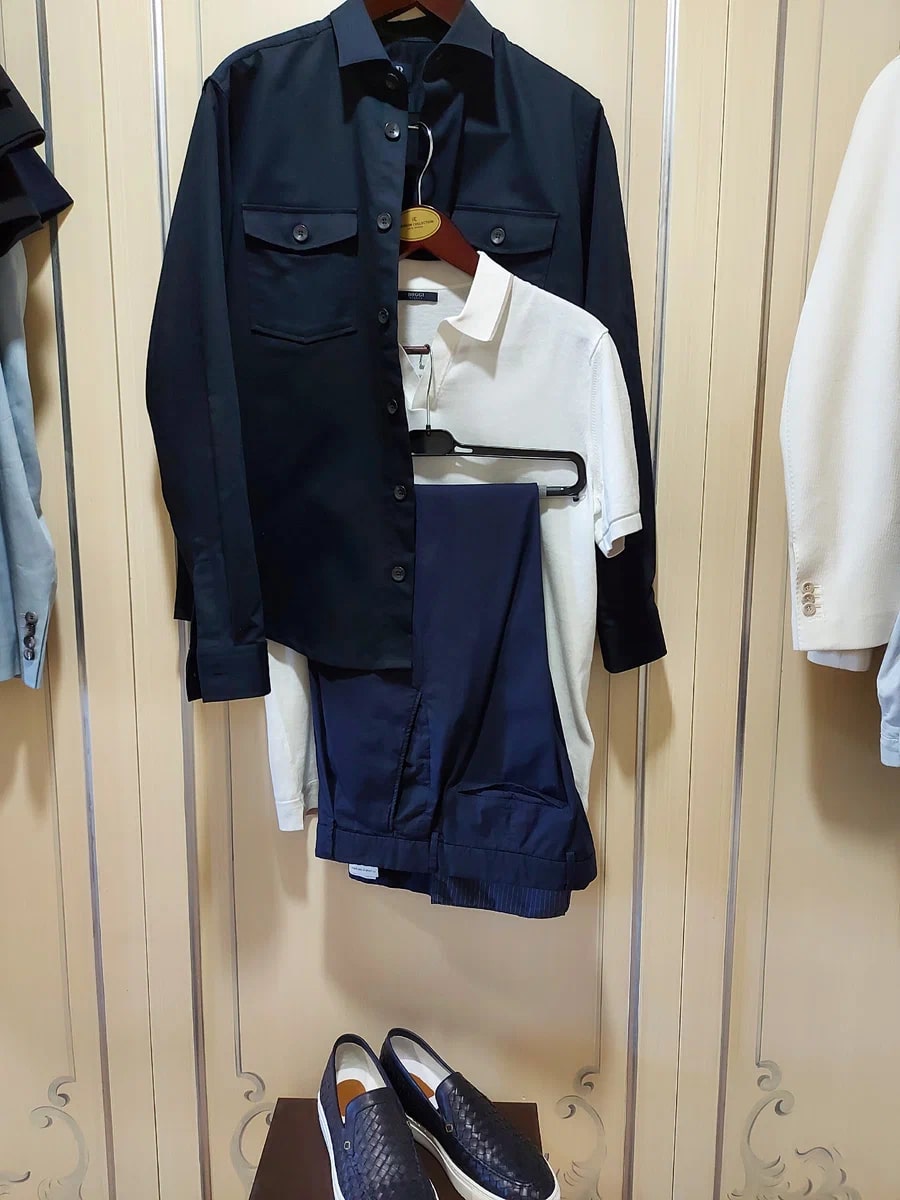 Будничный образ для работы — футболка-поло, плотная рубашка, хлопковые брюки с защипами, слипоны