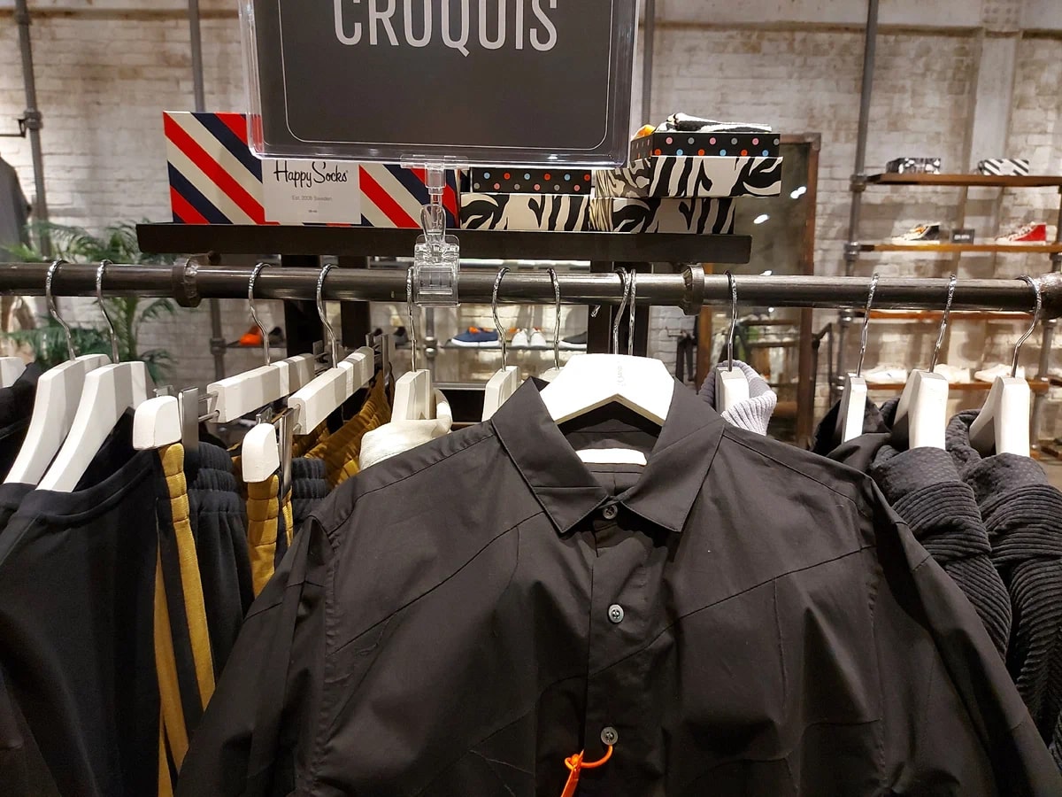 Черная рубашка с нитями в виде грозовых разрядов Croquisp