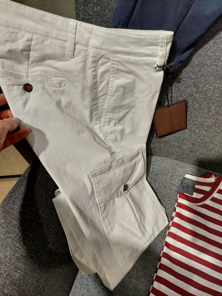 Белые брюки-карго с красно-коричневыми пуговицами из The Boys